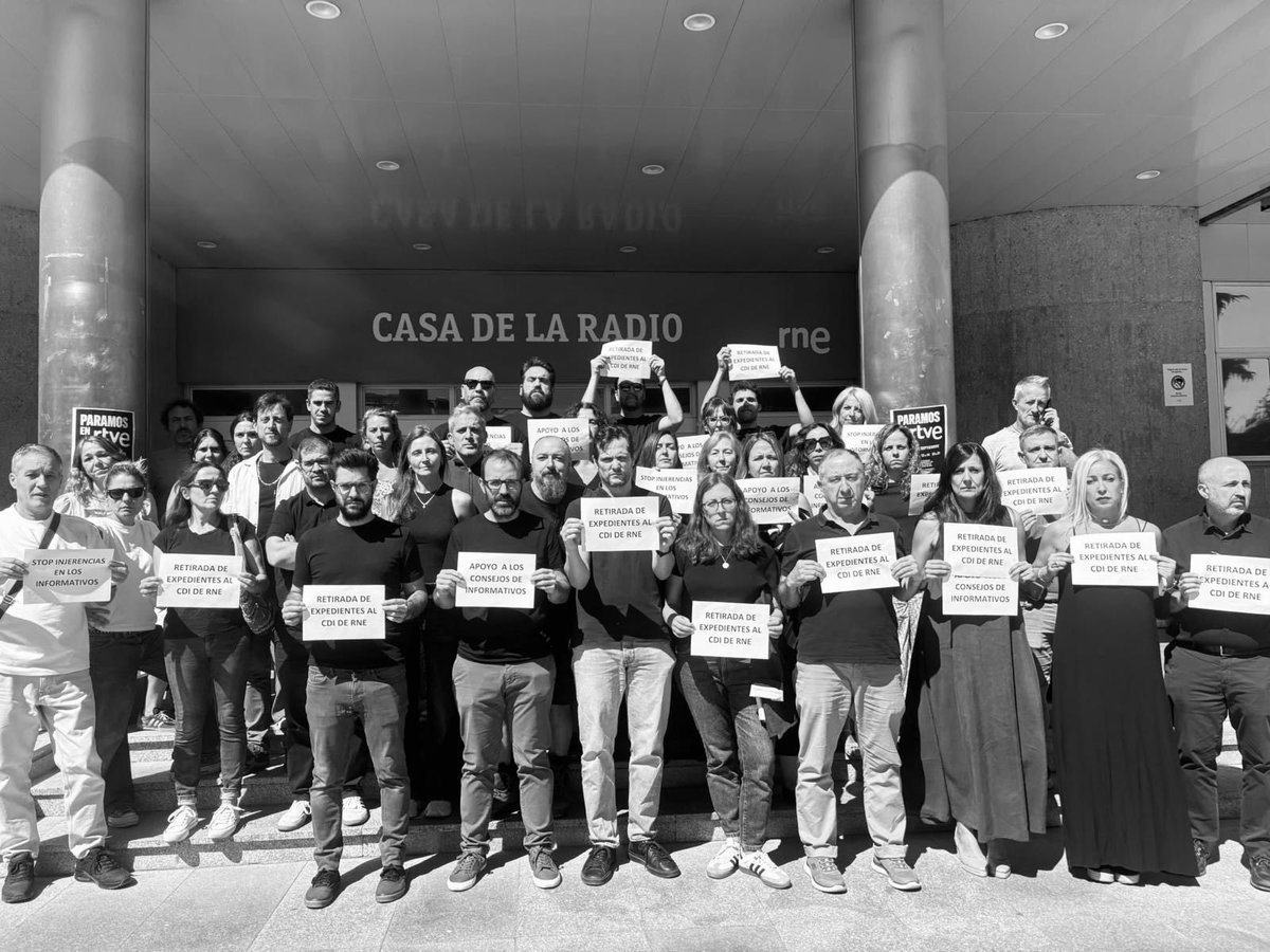 lvallescusi's tweet photo. Apoyo total a l@s compañer@s de TVE y del @CdItve. En RNE pararemos el lunes para que archiven los expedientes contra los miembros del @CdiRNE, para que respeten la carrera profesional y para decir no a la externalización
#SalvemosRNE
#DefiendeRTVE https://t.co/qwe7DwKwcE