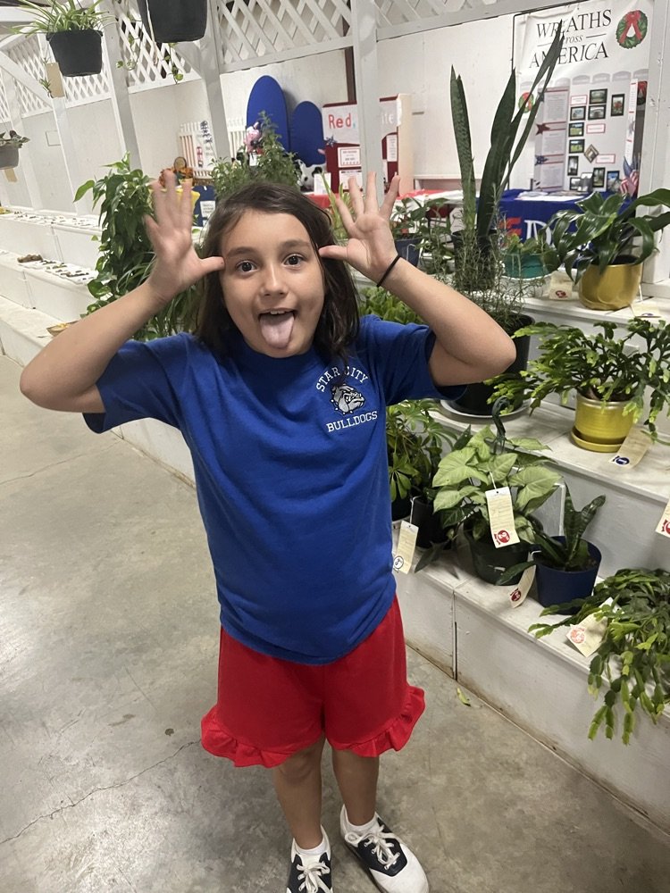 StarCitySchools's tweet photo. JBE is showing up in our red, white, and Bulldog blue to wish our Bulldogs GOOD LUCK against Drew Central tonight! 

Bring home that W, Bulldogs! https://t.co/JV8FPCOOsX