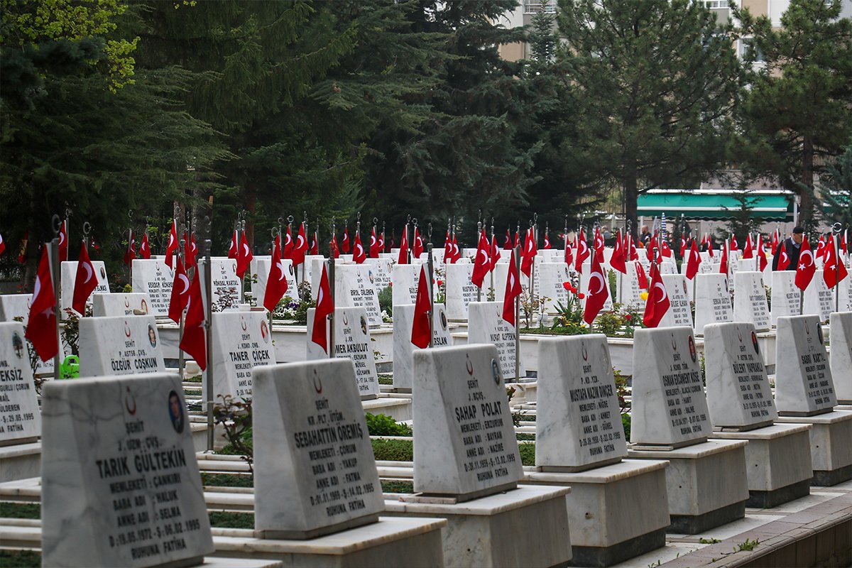 MilenyumKahin's tweet photo. Bakın burası şehitlik,bunlar taş değil hepsi vatan evladı,yüzde doksanı Güneydoğu da pkk ile çatışırken hayatını kaybetti.

Şimdi gidin apoya verilen o villayı bir de onlara anlatın bakalım ikna olacaklar mı, bakalım hellallik verecekler mi . https://t.co/pa5GJcVQRT