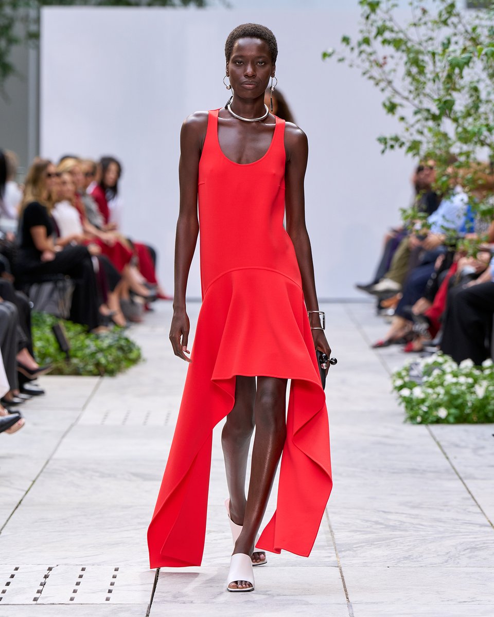 MichaelKors's tweet photo. Architectural modernism. The Spring/Summer 2027 Michael Kors Collection runway show, presented at the Museum of Modern Art’s Sculpture Garden.
#MichaelKorsCollection
#NYFW https://t.co/X2eL2LenvX