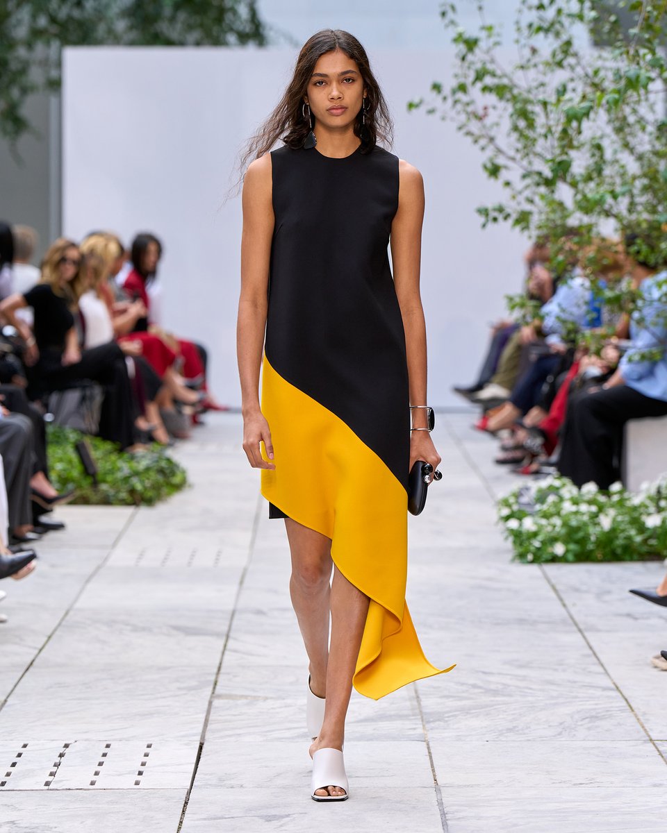 MichaelKors's tweet photo. Architectural modernism. The Spring/Summer 2027 Michael Kors Collection runway show, presented at the Museum of Modern Art’s Sculpture Garden.
#MichaelKorsCollection
#NYFW https://t.co/X2eL2LenvX