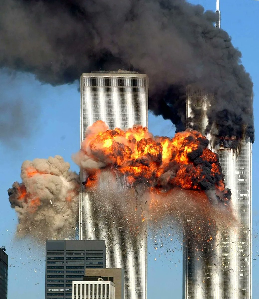 FrDesouche's tweet photo. Politiquement, les auteurs du 11 septembre ont gagné.
Ils ont imposé leur terrain idéologique. Dans le monde musulman, l’islamisme a profité du déclin des nationalismes arabes et d’un puissant sentiment de persécution nourri par les guerres, la Palestine, Guantánamo ou Abou Ghraib. 

En Europe, le voile, le halal, Charlie Hebdo, la laïcité ou l’islamophobie sont devenus des marqueurs identitaires majeurs. 

La gauche occidentale, au nom de l’antiracisme et de la défense des minorités, relaie désormais les revendications issues de l’islam politique. 

Al Qaïda a été vaincue militairement, mais le conflit qu’elle voulait installer est devenue central.
