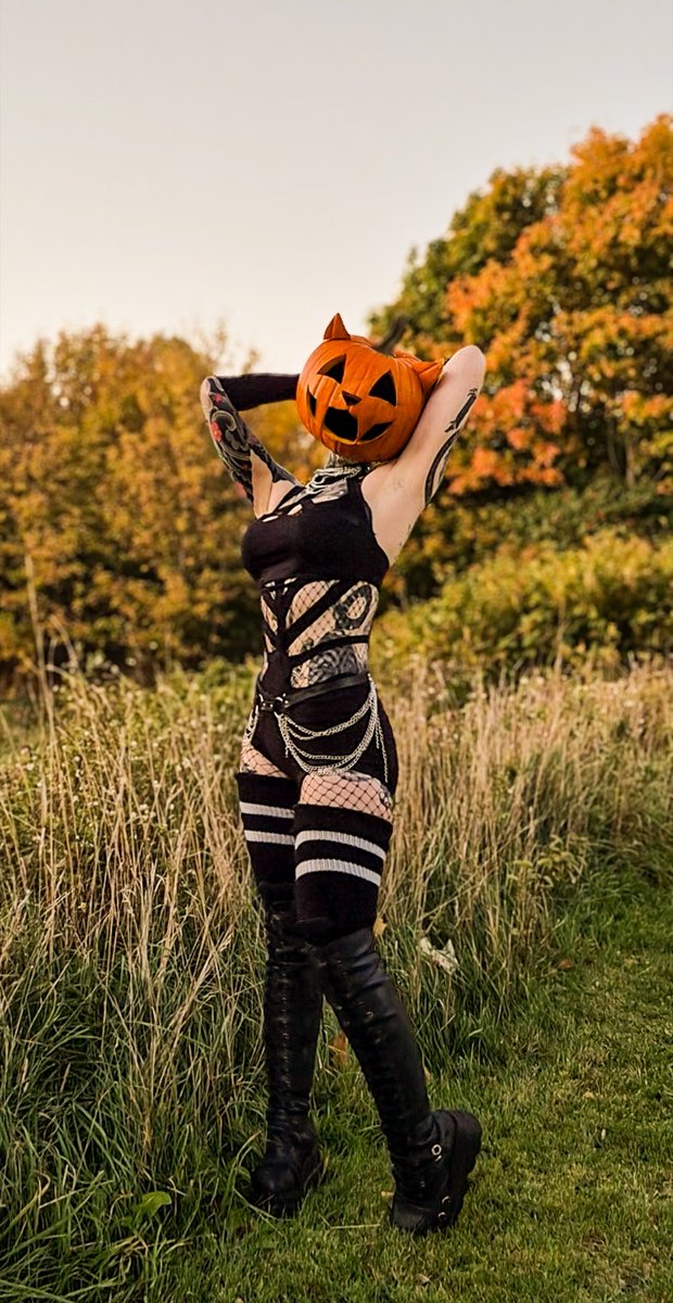 ameliafwke's tweet photo. Halloween is coming up 🎃😸
This was my shoot last year ! Comment some ideas on what you think I should do this year ! 🤔 (or just shoots in general) https://t.co/WhPqCvIRzG