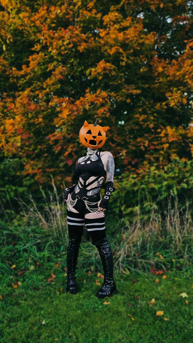 ameliafwke's tweet photo. Halloween is coming up 🎃😸
This was my shoot last year ! Comment some ideas on what you think I should do this year ! 🤔 (or just shoots in general) https://t.co/WhPqCvIRzG