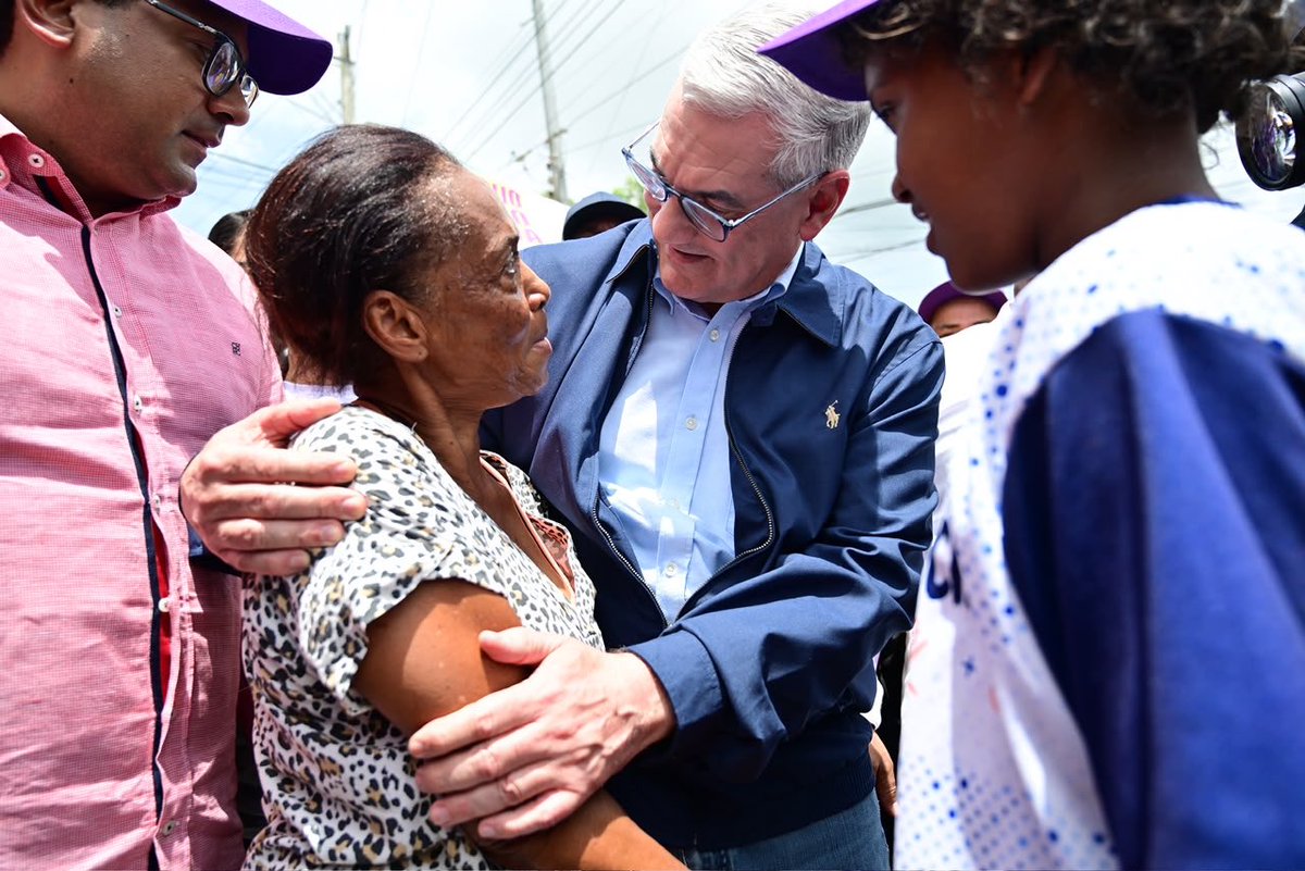 YuriEnriqueRL's tweet photo. Lo que estamos viviendo hoy en Santo Domingo Norte habla del cariño, la esperanza y la confianza de nuestra gente.

Iniciamos el recorrido por La Victoria, donde las calles se llenaron para recibir a @GonzaloCastillo como lo que muchos ya sienten: el próximo presidente de la República.

Abrazos, alegría y mucha fe en lo que viene. 

¡Seguimos!