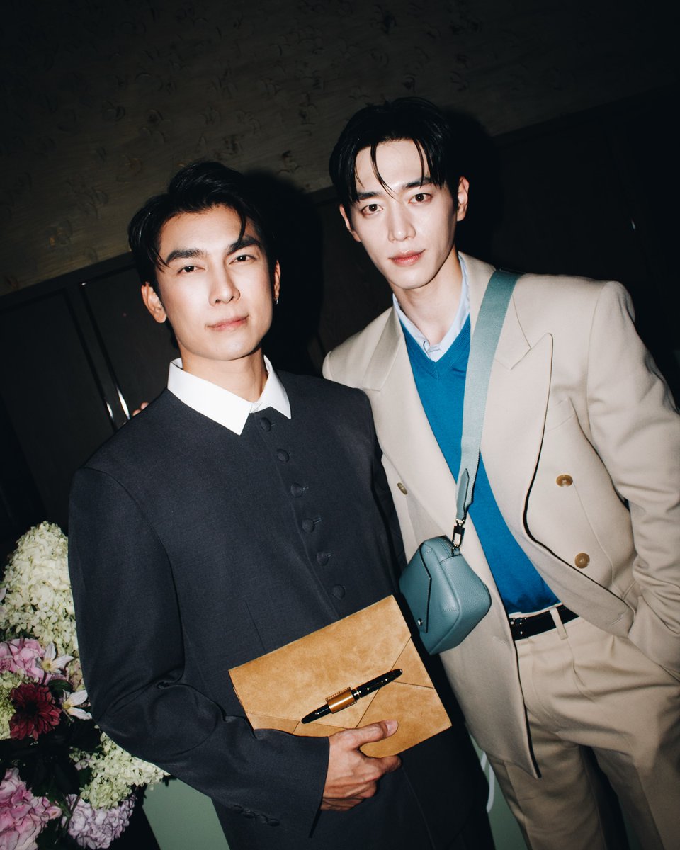 mewologist's tweet photo. MONTBLANC IN NY X MEW
#100YearsofLeatherxMew
#MewSuppasit #Montblanc
#100YearsofLeather #MontblancLeather
@MSuppasit #มิวศุภศิษฏ์ @montblanc_world https://t.co/QULZfp1IH3