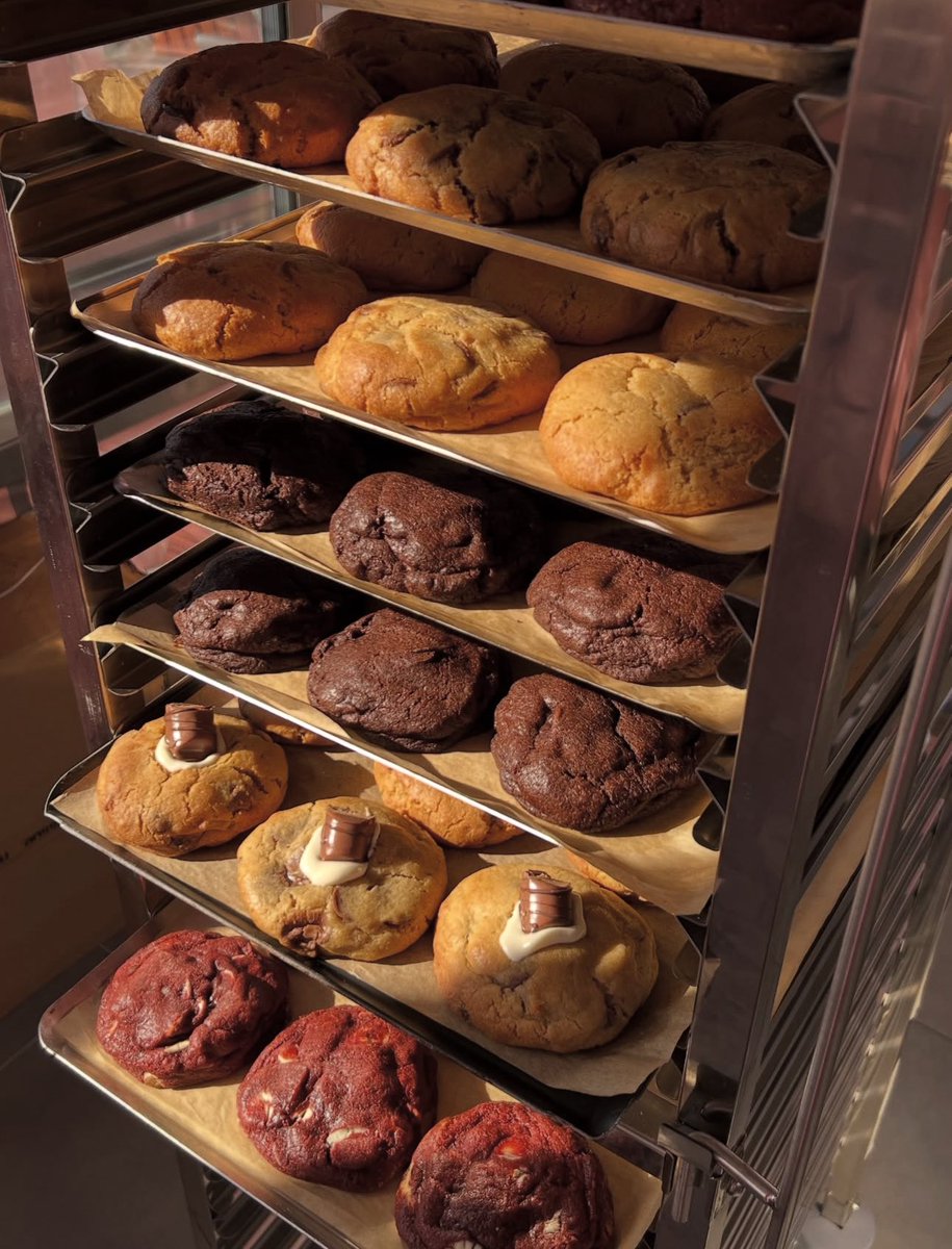 EPDA311's tweet photo. بروكي - BROOKI 🍪 
محل مشهور بالكوكيز بيفتح بكره بالرياض 
في سولت النخيل مول 
وأول 100 حبة كوكيز مجاناً - من الساعة 3 م https://t.co/WLsKs1tK8b