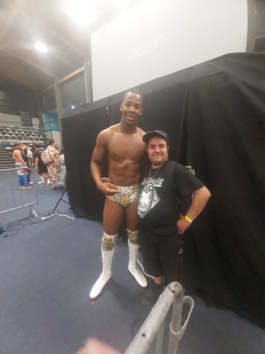 DamienFan2Catch's tweet photo. Tag team parfait aujourd'hui.

On laisse les prises de finition et les placages au vestiaire pour une pause a la cool. 

Entre 2 matchs, un fan de catch affiche la couleur : thème song ou fond d'écran sur le tél. 

C'est quoi votre theme song ou votre fond d'écran du moment. https://t.co/WEi6ybvZsA