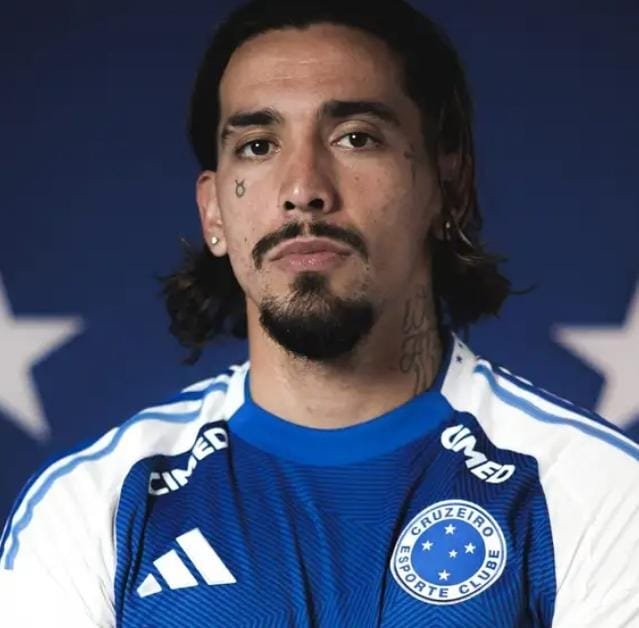 Noitedecopa's tweet photo. 🚨 PAI NO PASSADO, FILHO NO PRESENTE! 🦁

Chico da Costa, que vai defender o Fortaleza por empréstimo do Cruzeiro, tem uma ligação especial com o Leão: ele é filho de Nilson Aragão, que vestiu a camisa do Fortaleza em 1993.

Mais de 30 anos depois, a família Aragão volta a fazer parte da história do Tricolor de Aço.

As coincidências que o futebol proporciona... 😅