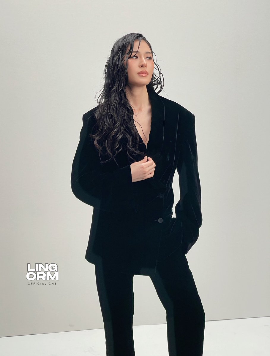 _stayinmind's tweet photo. Lingling Kwong enjoying the Calvin Klein show at NYFW feels especially memorable with her smile.

LINGLING APAC FACE OF CK
#CalvinKleinSS27xLINGLING
#LinglingKwong
#CalvinKleinSS27
#CalvinKlein #NYFW
@CalvinKlein @XFashion @linglingsirilak https://t.co/okdIjT8d9K