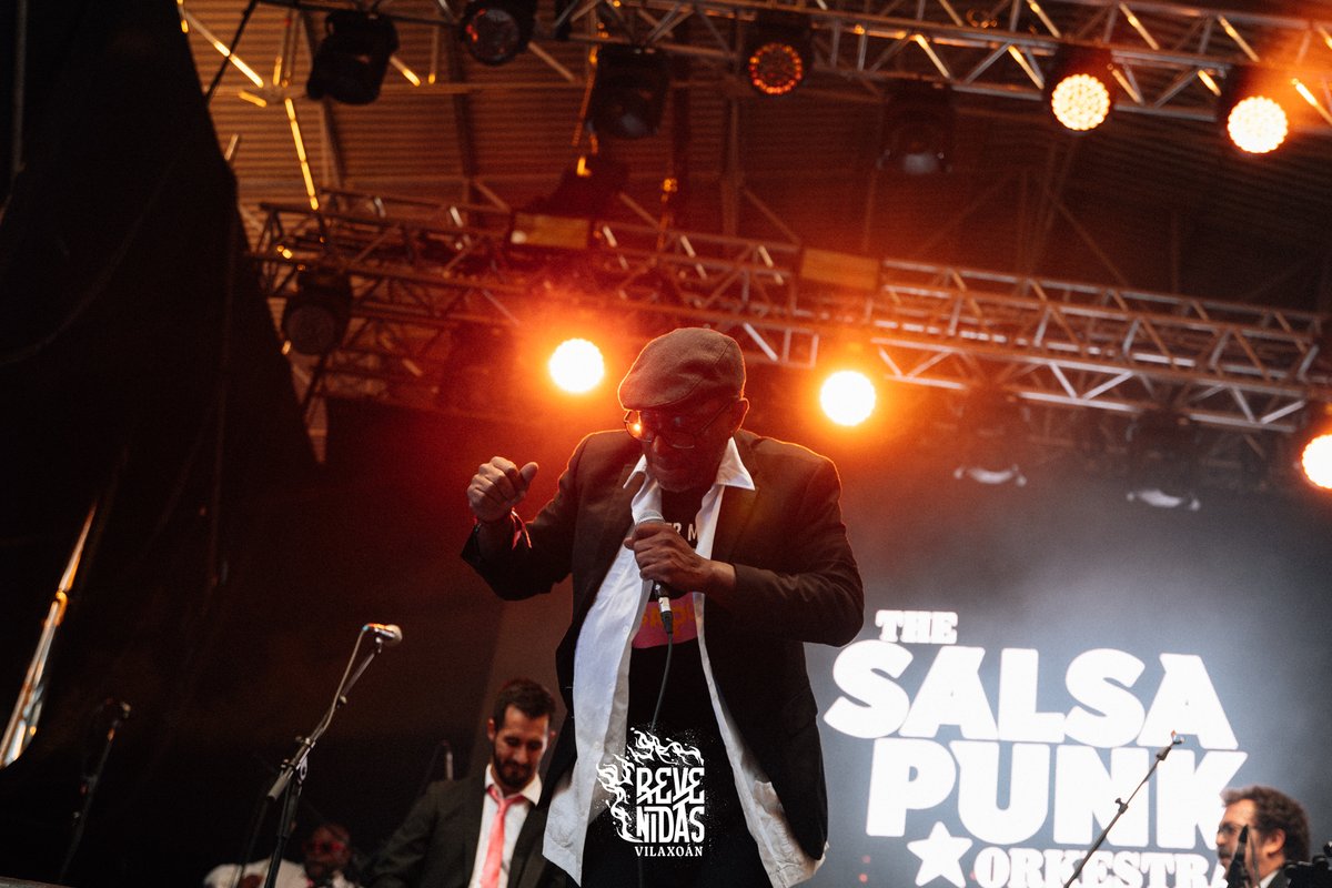 Revenidas's tweet photo. Banda sonora única no solpor deste venres do #Revenidas2026 da man de The Salsa Punk Orkestra🪇☀️

O Escenario @VibraMahou  viviu a maior conga que se rexistra na historia do festival. Como superar iso? Ainda nos queda moita noite por diante 😉

#FestivalGalicia #VibraMahou https://t.co/db7aup4mCd