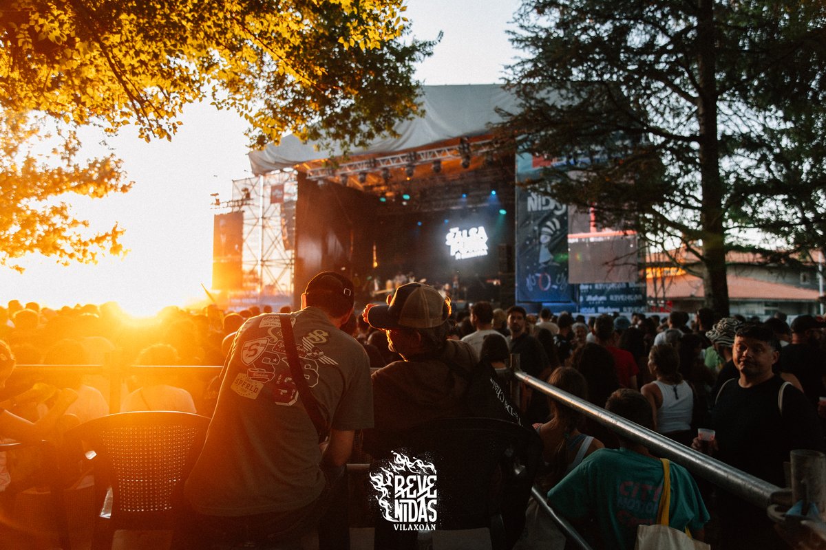 Revenidas's tweet photo. Banda sonora única no solpor deste venres do #Revenidas2026 da man de The Salsa Punk Orkestra🪇☀️

O Escenario @VibraMahou  viviu a maior conga que se rexistra na historia do festival. Como superar iso? Ainda nos queda moita noite por diante 😉

#FestivalGalicia #VibraMahou https://t.co/db7aup4mCd