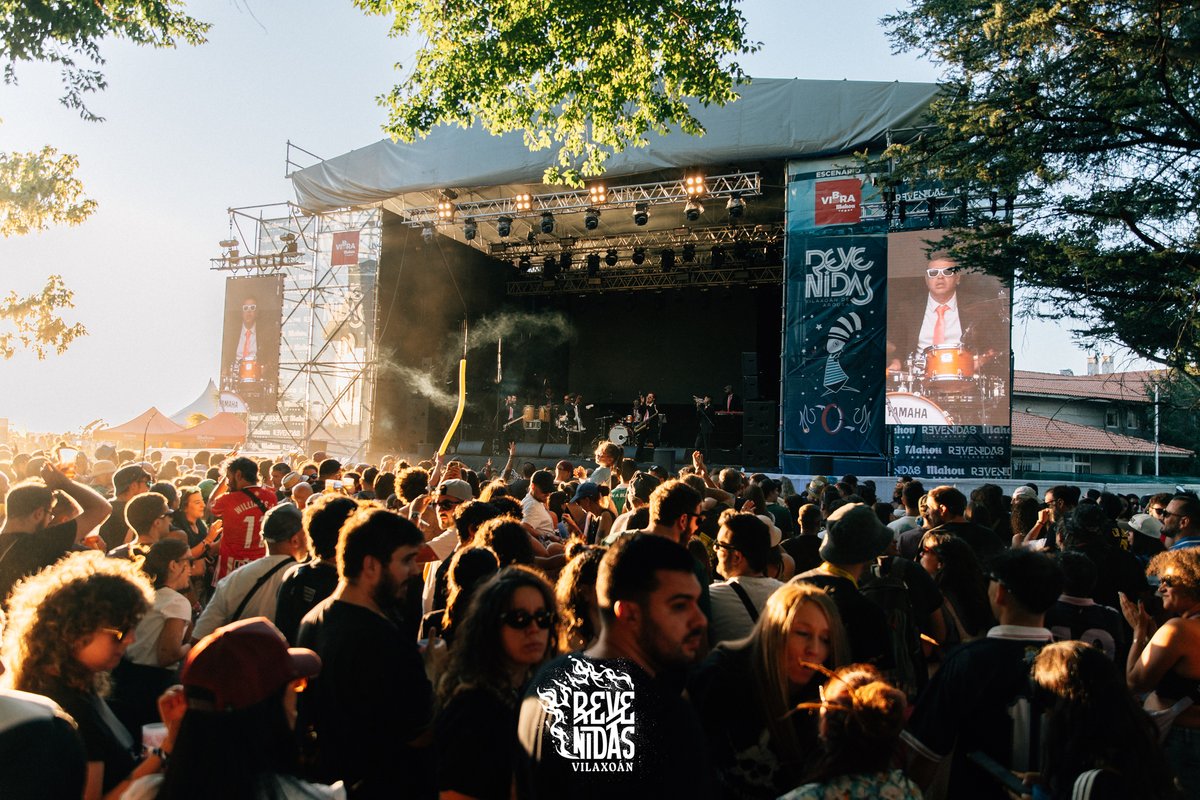Revenidas's tweet photo. Banda sonora única no solpor deste venres do #Revenidas2026 da man de The Salsa Punk Orkestra🪇☀️

O Escenario @VibraMahou  viviu a maior conga que se rexistra na historia do festival. Como superar iso? Ainda nos queda moita noite por diante 😉

#FestivalGalicia #VibraMahou https://t.co/db7aup4mCd