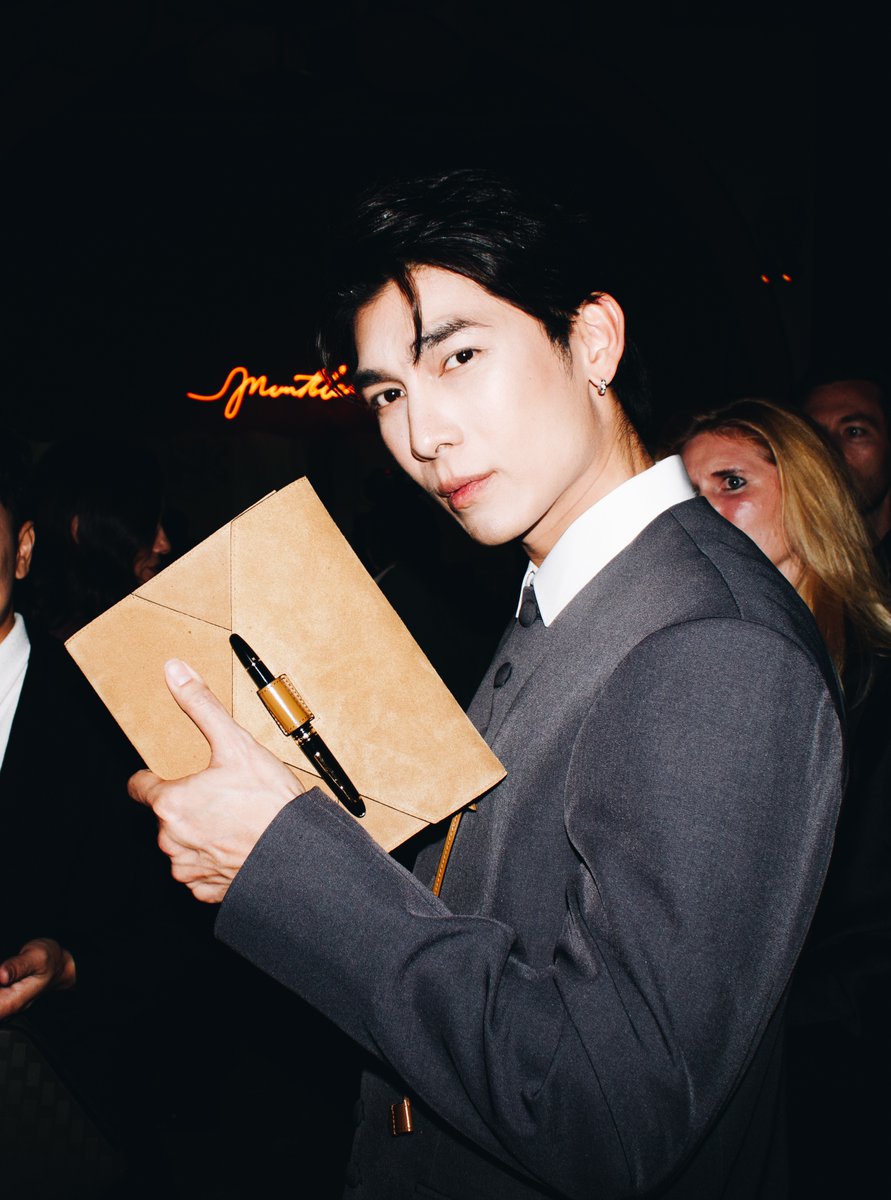 mewologist's tweet photo. IG & FB - Trendy Update | 9.11.2026
MONTBLANC IN NY X MEW
#100YearsofLeatherxMew
#MewSuppasit #Montblanc
#100YearsofLeather #MontblancLeather
@MSuppasit #มิวศุภศิษฏ์ @montblanc_world https://t.co/aFfoNRVIhA