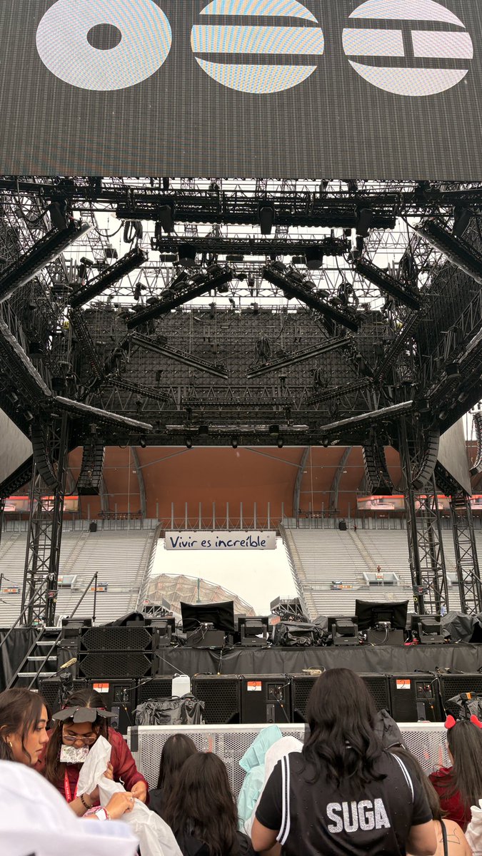 isbasicallybts's tweet photo. Mi primera foto del escenario, aún no lo podía creer / la última no queriendo que terminara 😭 https://t.co/fgfjZVzuWB