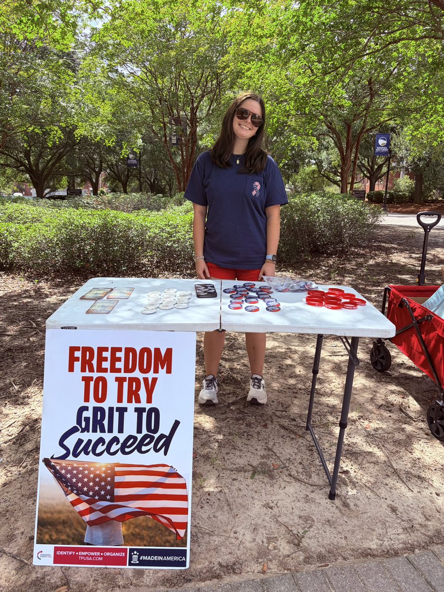 allisonbaileyy7's tweet photo. i had a great day on campus tabling for the best organization! lots of great conversations were had regarding midterm elections, importance of voting etc! 🇺🇸🇺🇸

want to check your voter status? click the link below ⬇️

https://t.co/SQhTQOGeZ7 https://t.co/ac3nDVULxv