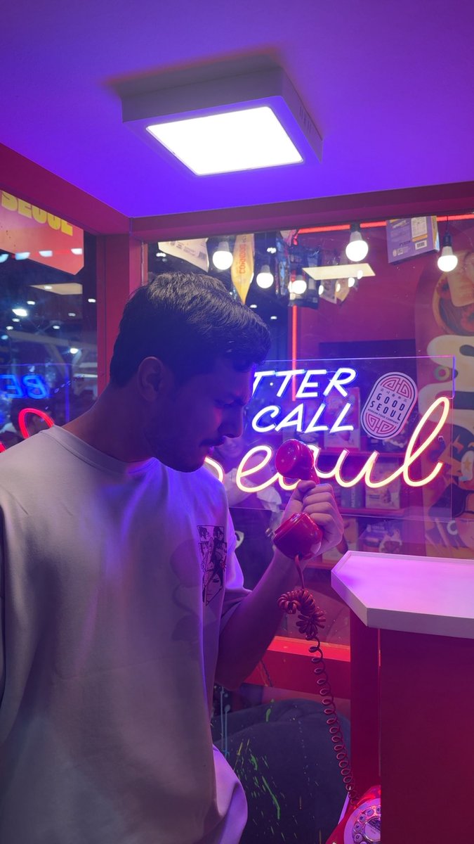 yysxff's tweet photo. Comic con was packed today https://t.co/J6wbEaPSh0