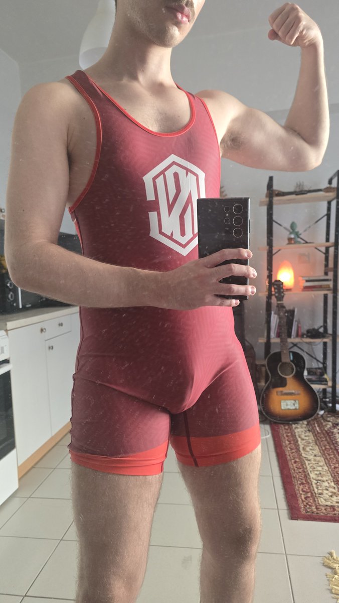 raphaelsdesire's tweet photo. back in the singlet at last https://t.co/JqHmAJ3LoR