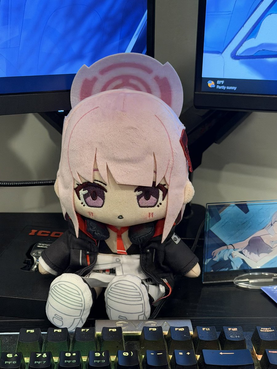 marukonoka's tweet photo. @deathydash It’s my office chair😭Eimi sits on my desk now and gets to watch me crash out at CATIA’s younger cousin 3DX😭 https://t.co/oV0XFcdClB