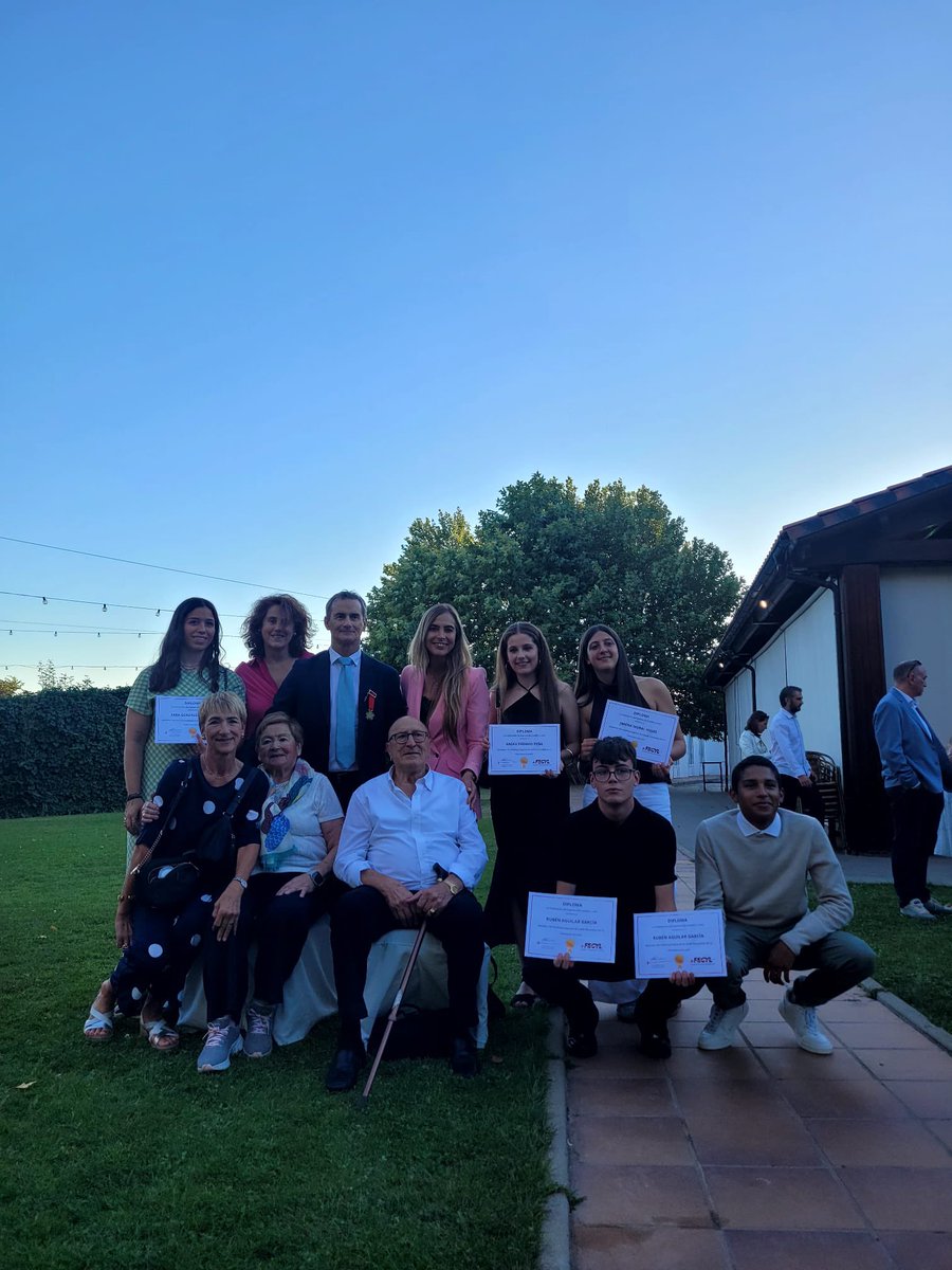 Aytoburgos's tweet photo. El maestro Roberto Codón ha recibido esta noche la Medalla de Oro 🥇 al Mérito Deportivo de la Federación de Esgrima 🤺 de Castilla y León

Con un brillante palmarés,ha llevado el nombre de Burgos a todas las competiciones nacionales e internacionales a lo largo de cuatro décadas https://t.co/6CEZVn7ncq