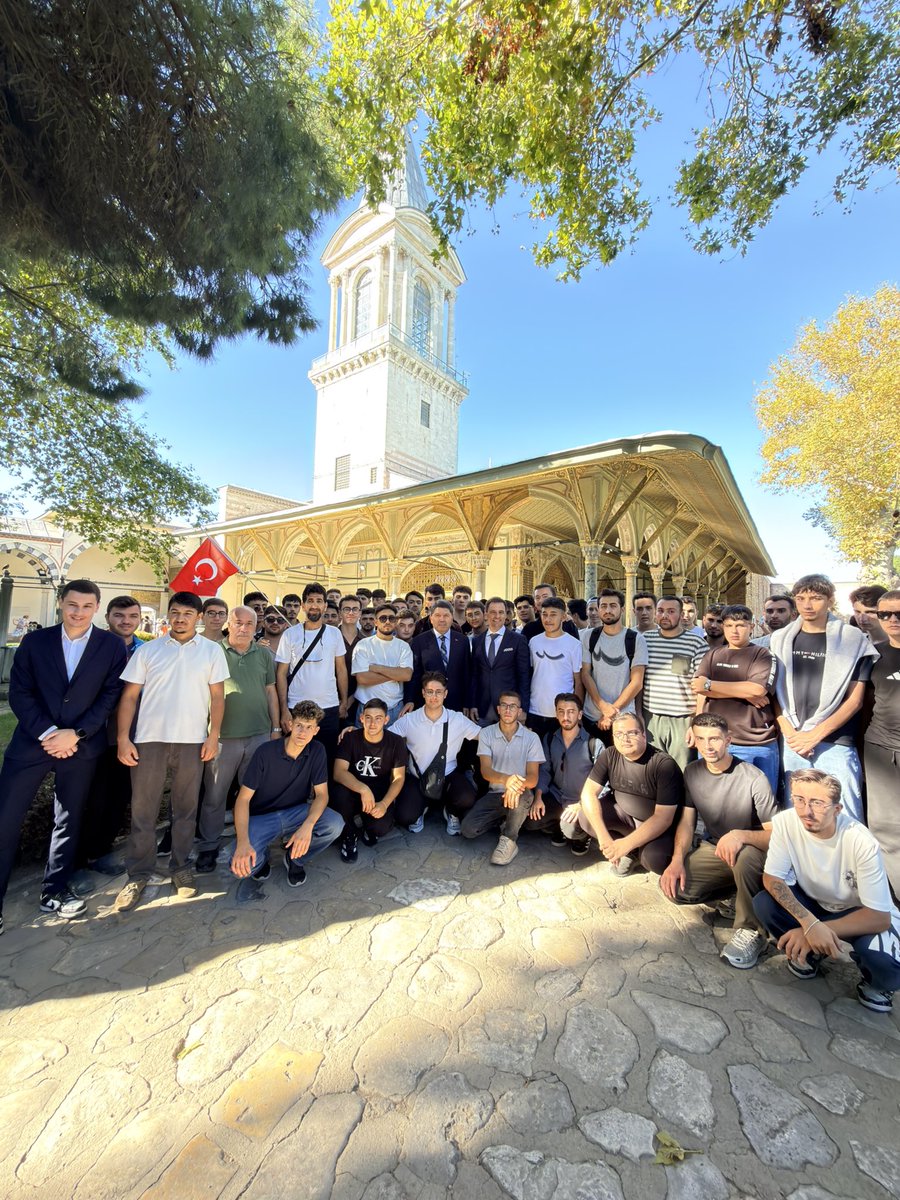 yilmaztunc's tweet photo. Gençlik ve Spor Bakanlığımızın kamp programı kapsamında Anadolu’nun farklı illerinden İstanbul’a gelen genç kardeşlerimizle, Topkapı Sarayı’nda Adalet Kulesi’nin gölgesinde bir araya geldik.

Asırlar boyunca adaletin, devlet geleneğinin ve medeniyetimizin önemli merkezlerinden biri olan bu tarihî mekânda gençlerimizle sohbet ettik; geleceğe dair düşüncelerini, hedeflerini ve heyecanlarını paylaştık.

Adalet üzerine yükselen güçlü bir medeniyetin geleceğini, bilgili, özgüvenli ve değerlerine bağlı gençlerimiz inşa edecektir.

Genç kardeşlerimizin yolları ve bahtları açık olsun.