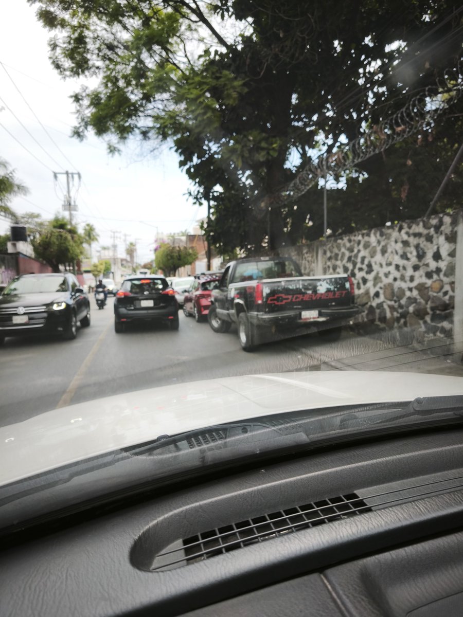HanselMontersen's tweet photo. Mira el relajo en el banco del bienestar en Av cuauhtémoc. Y la policía vial brilla por su ausencia. El clásico de solo me voy a tardar un minuto. @jluriosteguis
@CuernavacaGob https://t.co/FWHg3s5ugF