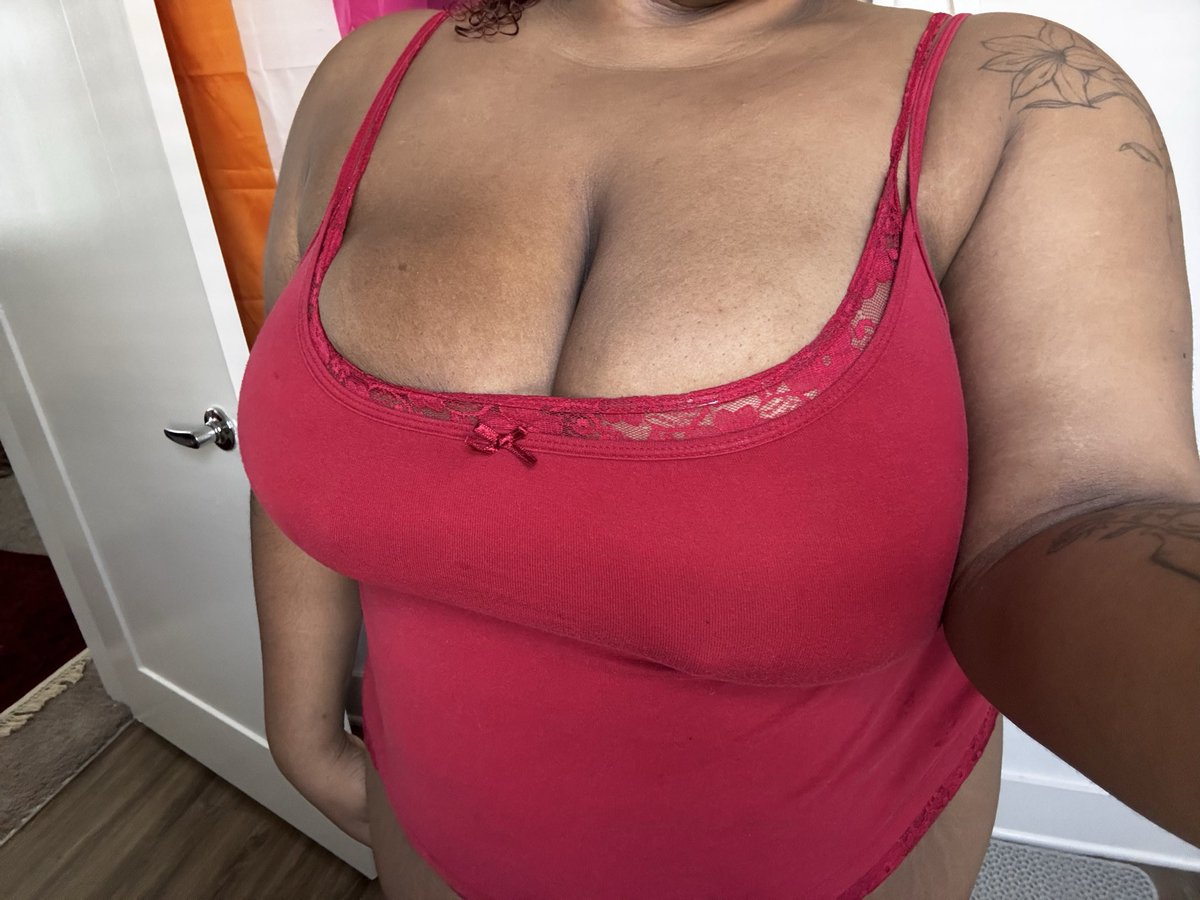 lezzyworm's tweet photo. blessing the tl #fattitfriday https://t.co/Y2ONlbuDG9
