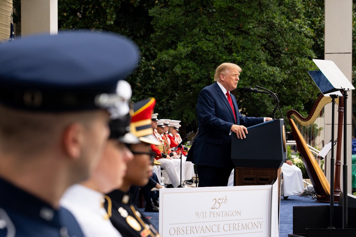 WhiteHouse's tweet photo. 📸 25th Anniversary of 9/11 Observance Ceremony https://t.co/tQQ3OCbMqk