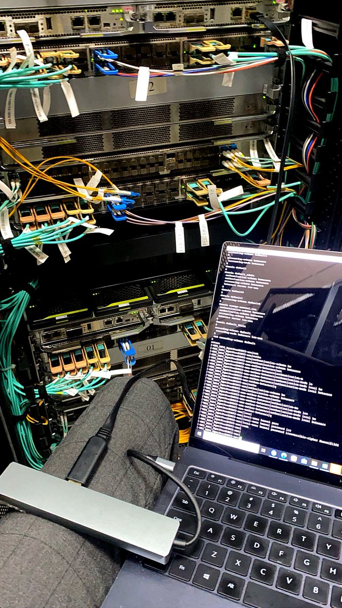adior_adior_Bi's tweet photo. Si certains sont dans les bureaux , d’autres sont des datacenters pour gérer  l’optimisation des infrastructures critiques des opérateurs , leur performances pour que vous puissiez avoir de meilleurs QoS 🤭🤭Chacun son monde … Mais les Dr Cardio , ophtalmo, kiné … c’est nous🤭 https://t.co/Zw5FyTA1pG