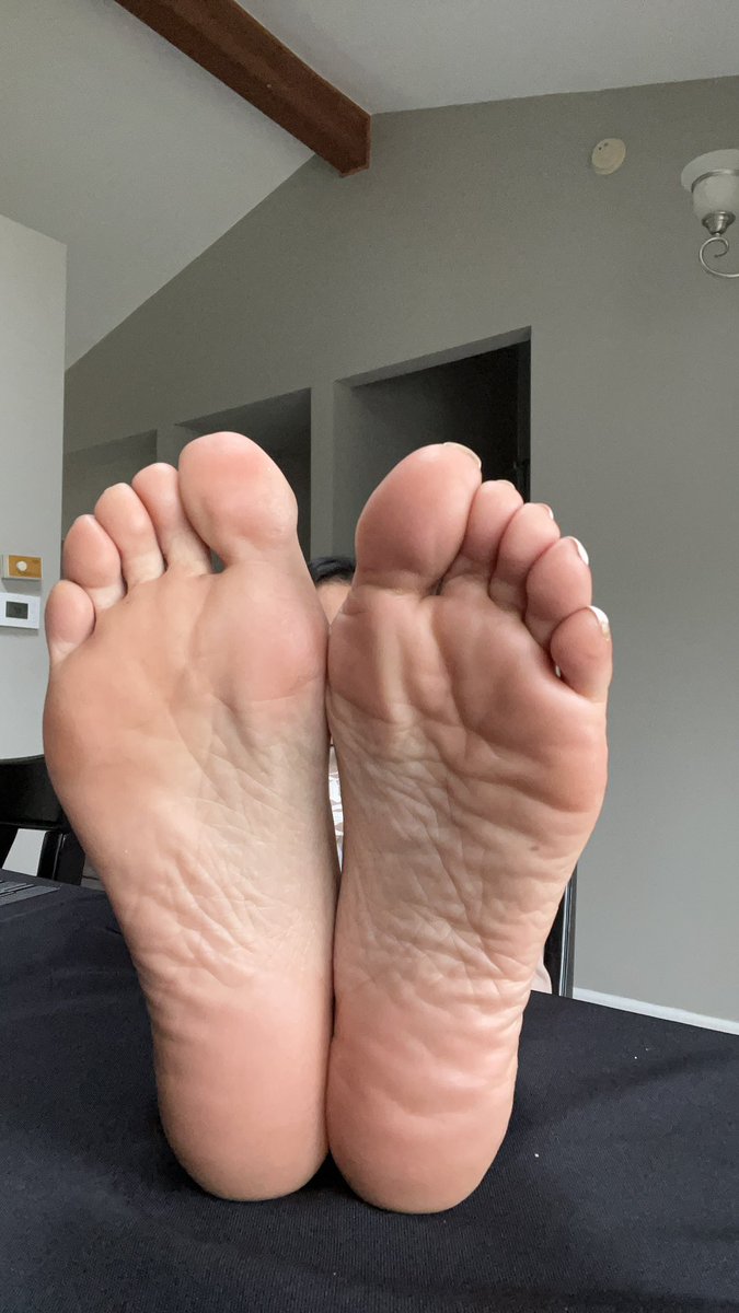 prettygodes4s8b's tweet photo. Come on you pathetic simps should approach for a session I’m in the mood to drain dime wallet right now 

#Findom #paypig #debt #contract #blackmail #contract #wholesub  #humanATM #humiliation #parentalcontrol #phonecontrol #simps #Skype  #betas https://t.co/fSyFxfseXh