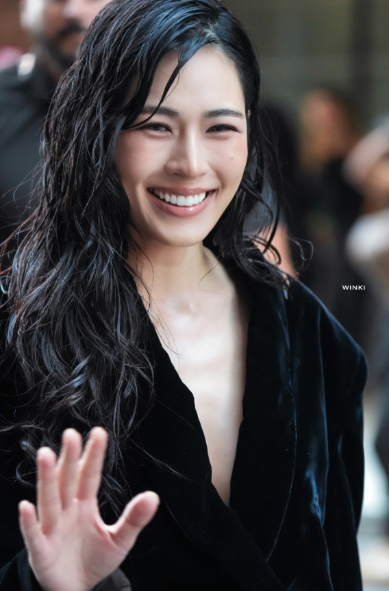 AboutMusicYT's tweet photo. Lingling Kwong is taking over social media following her appearance at the Calvin Klein Show, currently trending at #1 worldwide with over 500,000 posts on X.

Her arrival alone generated more than 133,000 posts in just a single hour. https://t.co/aMwpFkFaix