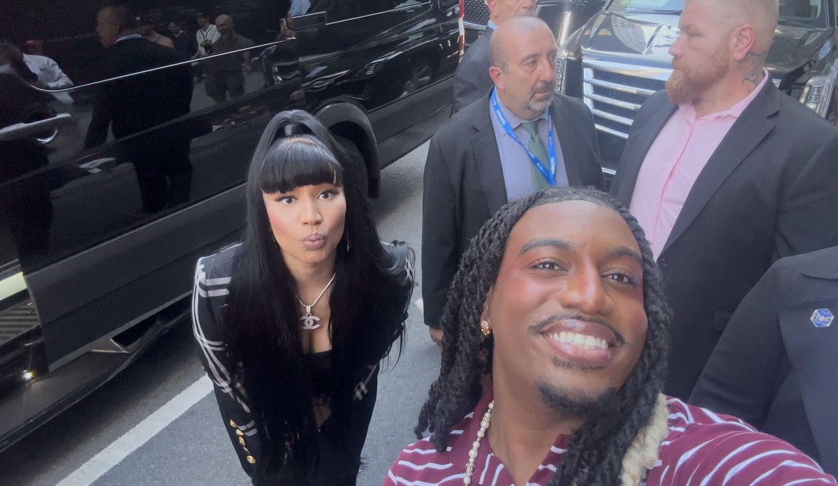 Alistterr_'s tweet photo. @NICKIMINAJ I love you queen thank you for letting me get a picture 🩷🩷🩷🩷🩷🩷🩷 https://t.co/ycC9O0gvUZ