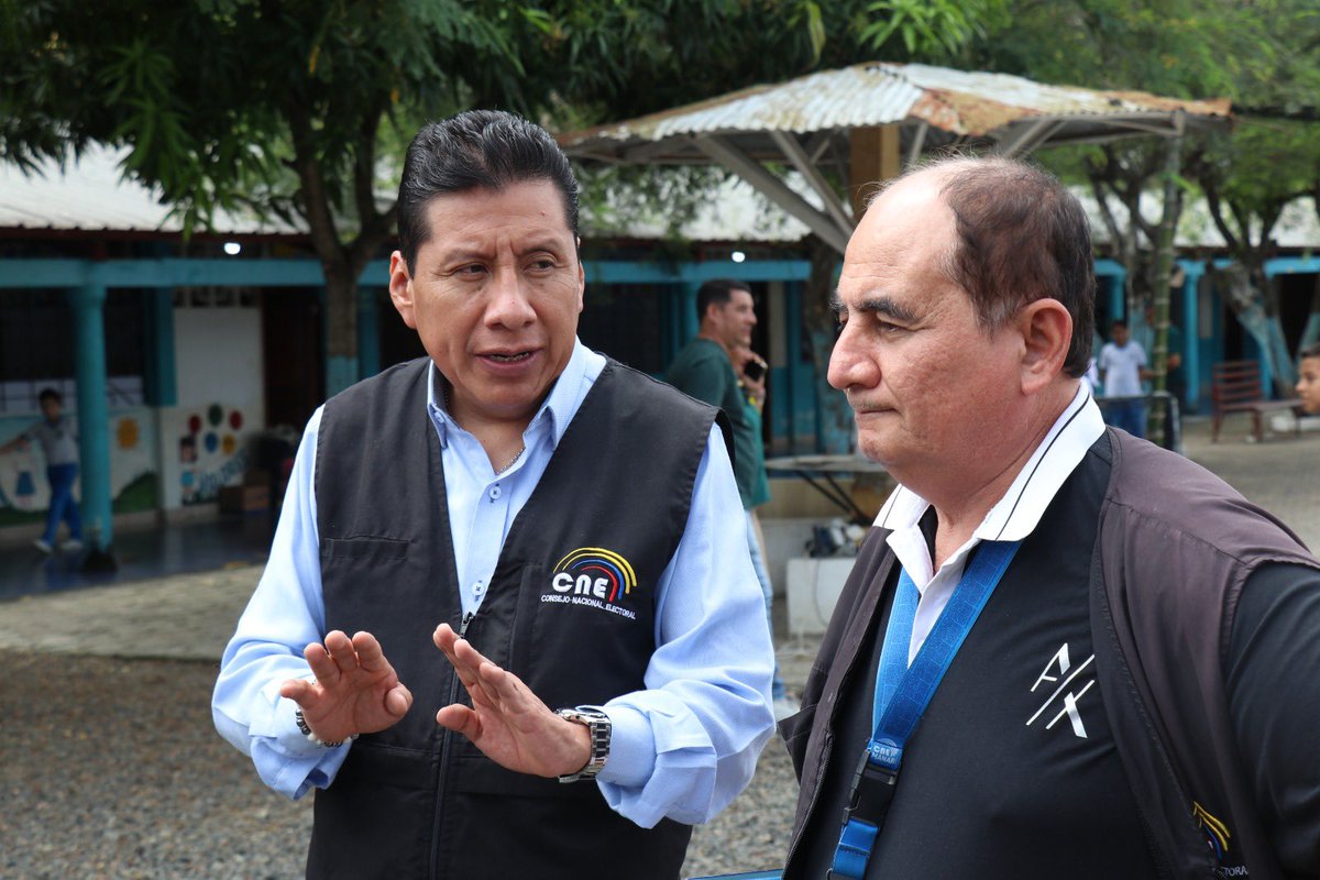CNEManabi's tweet photo. 📍 #Bolívar
Nuestro director, #WilliamCadena, realizó un recorrido por la U.E. Simón Bolívar, recinto electoral de la parroquia #Calceta, donde constató el desarrollo de la #CapacitaciónMJRV2027.
Este recinto cuenta con 16 Juntas Receptoras del Voto para las #Elecciones2027Ec. https://t.co/beztR3aYvT