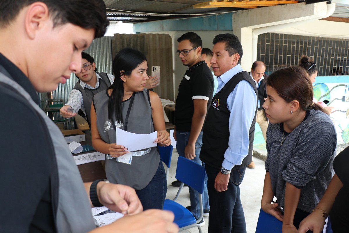 CNEManabi's tweet photo. 📍 #Bolívar
Nuestro director, #WilliamCadena, realizó un recorrido por la U.E. Simón Bolívar, recinto electoral de la parroquia #Calceta, donde constató el desarrollo de la #CapacitaciónMJRV2027.
Este recinto cuenta con 16 Juntas Receptoras del Voto para las #Elecciones2027Ec. https://t.co/beztR3aYvT