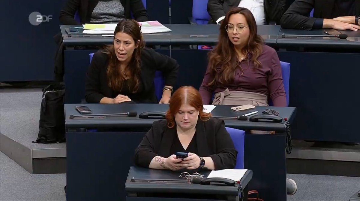 VceOfReason's tweet photo. Im Bundestag, in dem einst Leute wie Strauß, Dregger, Erhard, Schmidt, Adenauer und Brandt zusammengetreten sind, sitzen jetzt Gestalten, denen man nicht einmal die Schichtleitung im McDonald’s am Hauptbahnhof anvertrauen würde.

Dieses Bild erklärt den Niedergang unseres Landes. https://t.co/8YiZG1c6QN