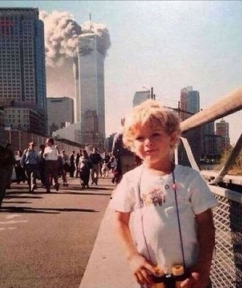 2tteus's tweet photo. @alvwrq kskk peguei uma foto antiga minha de do meu aniversário de 2 anos em 2001 e pedi pro Gpt trocar  a criança dessa foto real, mantendo o estilo e a granulação https://t.co/VtuHjAo9ln