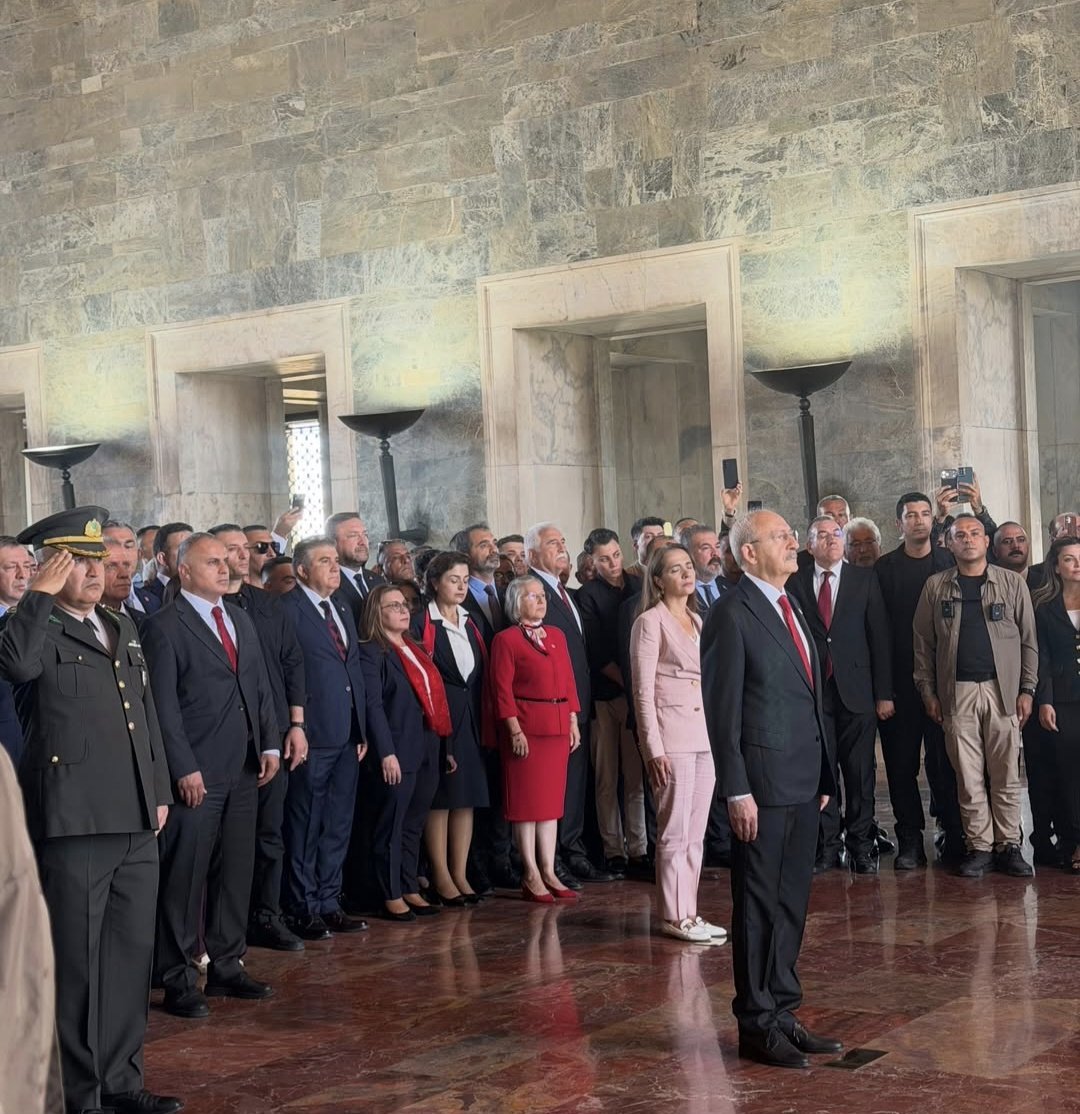 SoguksuMuharrem's tweet photo. ANITKABİR’DEKİ KALABALIK SİYASİ HESAPLARI BOZDU!

CHP’nin 103. kuruluş yıldönümünde ortaya çıkan tablo, yeni siyasi oluşum tartışmalarını yeniden alevlendirdi

CHP’nin 103. kuruluş yıldönümünde Anıtkabir’de ortaya çıkan olağanüstü kalabalık ve coşku, Türk siyasetinde son dönemde yaşanan parti içi ayrışmaların geleceğine ilişkin yeni tartışmaları beraberinde getirdi.

Siyasi kulislerde uzun süredir, Ekrem İmamoğlu, Özgür Özel ve bazı kurmaylarının CHP’den ayrılarak farklı bir siyasi yapılanma oluşturacağı yönünde değerlendirmeler yapılıyordu. Bu iddialara göre, mevcut yapıdan ayrılmanın tek başına yeterli bir siyasi güç oluşturmayabileceği hesabıyla, Kemal Kılıçdaroğlu’nun mahkeme kararıyla CHP Genel Başkanlığı sürecine yeniden dönme ihtimali önemli bir siyasi fırsat olarak görüldü.

Bu süreçte yaşanan gelişmelerin kamuoyuna “mağduriyet” ekseninde yansıtılmasının, geniş bir seçmen kitlesinin yeni oluşuma yönelmesini sağlayabileceği yönünde bir siyasi strateji izlendiği ileri sürüldü.

MAĞDURİYET SİYASETİ BİR SÜRE İŞE YARADI

Kamuoyundaki tartışmalara bakıldığında, söz konusu siyasi stratejinin belirli ölçüde karşılık bulduğu ve yeni oluşum etrafında önemli bir beklenti oluşturulduğu görülüyordu.

Ancak CHP’nin 103. kuruluş yıldönümünde Anıtkabir’de yaşanan tablo, bu hesapların yeniden sorgulanmasına neden oldu.

Binlerce kişinin katıldığı coşkulu Anıtkabir buluşması, CHP’nin toplumsal tabanının sanıldığı kadar kolay biçimde başka bir siyasi yapıya taşınamayacağı şeklinde yorumlandı.

Özellikle Cumhuriyetin ve CHP’nin kurucusu Gazi Mustafa Kemal Atatürk’ün huzurunda ortaya çıkan büyük kalabalık, CHP’nin tarihsel kimliğiyle kurduğu bağın hâlâ güçlü olduğunu gösteren önemli bir görüntü olarak değerlendirildi.

BELEDİYE BAŞKANLARI VE MECLİS ÜYELERİYLE İLGİLİ TABLO DİKKAT ÇEKTİ

Öte yandan, yeni siyasi yapılanmaya destek vermesi beklenen bazı belediye başkanları ve belediye meclis üyelerinin AK Parti’ye katılması da siyasi kulislerde dikkat çekti.

Bu gelişmeler, yeni oluşumun siyasi tabanının ne kadar sağlam olduğu konusunda soru işaretlerini artırırken, daha önce kamuoyunda oluşturulan “büyük siyasi hareket” algısının da sorgulanmasına yol açtı.

Siyasette sayısal görüntünün her zaman gerçek toplumsal karşılığı ifade etmediği, son gelişmelerle birlikte bir kez daha tartışılmaya başlandı.

HALKIN ÖNCELİĞİ İKTİDAR DEĞİŞİMİ

Türkiye’de geniş bir kesimin temel beklentisinin AK Parti iktidarının sona ermesi ve iktidar değişiminin gerçekleşmesi olduğu yönündeki değerlendirmeler kamuoyunda sıkça dile getirilirken, muhalefet içerisindeki yeni siyasi oluşumların CHP’yi hedef alan rekabetinin seçmen tarafından nasıl karşılanacağı da önem taşıyor.

Tam da bu noktada Anıtkabir’deki görüntü dikkat çekiyor.

CHP’nin kuruluş yıldönümünde ortaya çıkan kalabalık ve coşku, CHP tabanının başka bir siyasi oluşuma otomatik olarak taşınacağı yönündeki beklentilerin gerçekçi olmayabileceğinin somut göstergelerinden biri olarak değerlendiriliyor.

“YAPAY ŞİŞKİNLİK” İDDİASI TARTIŞILIYOR

Siyasi kulislerde bazı çevreler, yeni oluşumun kamuoyundaki gücünün olduğundan daha büyük gösterildiğini savunurken, son dönemde yaşanan siyasi hareketlilik bu iddiaları yeniden gündeme taşıdı.

Anıtkabir’deki kalabalık, CHP’nin 103 yıllık tarihsel mirasının hâlâ önemli bir siyasi karşılığı bulunduğunu ortaya koyarken; belediye başkanları ve meclis üyeleri üzerinden yaşanan geçişler ise yeni siyasi yapının beklenen ölçüde güçlü bir taban oluşturup oluşturmadığı sorusunu gündeme getirdi.

Sonuç olarak ortaya çıkan tablo şu soruyu daha yüksek sesle sorduruyor:

CHP’den koparak kurulacak yeni bir siyasi yapı, CHP seçmenini gerçekten peşinden sürükleyebilir mi; yoksa CHP’nin tarihsel mirası ve örgütlü tabanı, beklenenden çok daha güçlü bir direnç mi gösterecek?

Anıtkabir’deki 103. yıl buluşması, bu soruya verilen ilk güçlü siyasi cevaplardan biri olarak Ankara kulislerinde değerlendiriliyor.