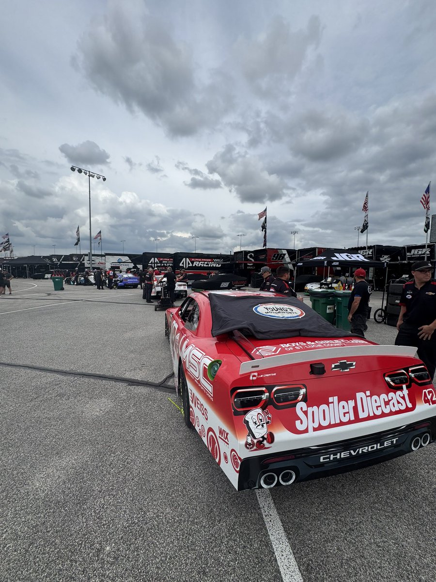 bradxperez's tweet photo. the most important line of the day

servin it up

nascar's way https://t.co/JR8WPGmTTj