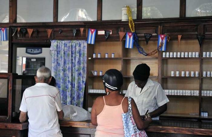 MINSAPCuba's tweet photo. 💊🏦⚕️La incorporación de formas de gestión no estatal a los servicios farmacéuticos avanza con la evaluación de 36 proyectos para la administración de farmacias comunitarias, destacó @Cristinalbcuba.

Ampliamos 🧵 https://t.co/aNavBYIlsF