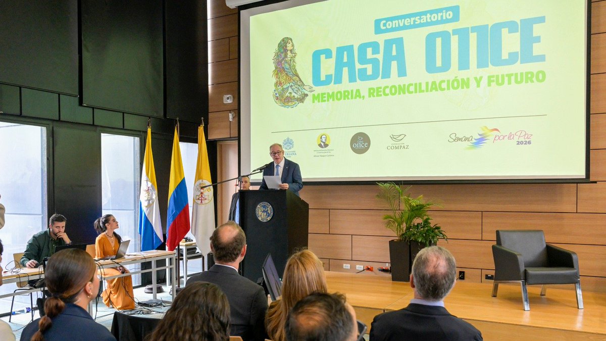 UniJaveriana's tweet photo. Como parte de la #SemanaPorLaPaz, hoy se llevó a cabo el conversatorio sobre Casa 011CE, una iniciativa de reparación y reconciliación en Toluviejo, Sucre.

Durante el encuentro, se reflexionó sobre cómo un lugar marcado por la violencia puede transformarse en un espacio de memoria, encuentro y nuevas oportunidades.

El diálogo contó con la participación del expresidente @JuanManSantos; Margarita Flórez, representante de víctimas de Toluviejo; y @DagNagoda,@NoruegaenCOL. 

Por su parte, María Lucía Zapata, directora del Instituto de Derechos Humanos y Construcción de Paz Alfredo Vázquez Carrizosa; Laura Durana, presidenta de @acoturcol; @PaulaGaviriaB, directora de @FCompaz; y Elías Mejía, gerente de Casa O11ce, dialogaron sobre emprendimiento, turismo y sostenibilidad, y sobre los caminos que pueden permitir que estas iniciativas de paz se mantengan en el tiempo y sigan transformando sus territorios.
