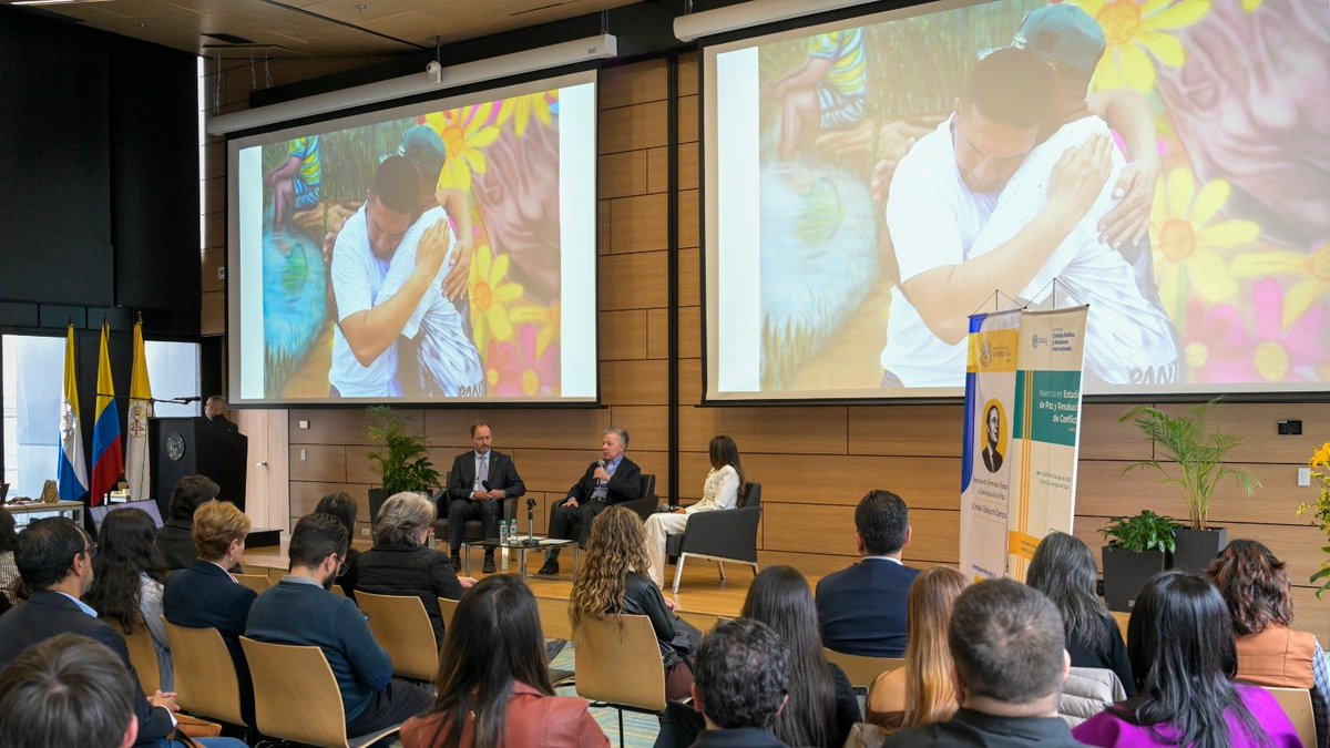 UniJaveriana's tweet photo. Como parte de la #SemanaPorLaPaz, hoy se llevó a cabo el conversatorio sobre Casa 011CE, una iniciativa de reparación y reconciliación en Toluviejo, Sucre.

Durante el encuentro, se reflexionó sobre cómo un lugar marcado por la violencia puede transformarse en un espacio de memoria, encuentro y nuevas oportunidades.

El diálogo contó con la participación del expresidente @JuanManSantos; Margarita Flórez, representante de víctimas de Toluviejo; y @DagNagoda,@NoruegaenCOL. 

Por su parte, María Lucía Zapata, directora del Instituto de Derechos Humanos y Construcción de Paz Alfredo Vázquez Carrizosa; Laura Durana, presidenta de @acoturcol; @PaulaGaviriaB, directora de @FCompaz; y Elías Mejía, gerente de Casa O11ce, dialogaron sobre emprendimiento, turismo y sostenibilidad, y sobre los caminos que pueden permitir que estas iniciativas de paz se mantengan en el tiempo y sigan transformando sus territorios.