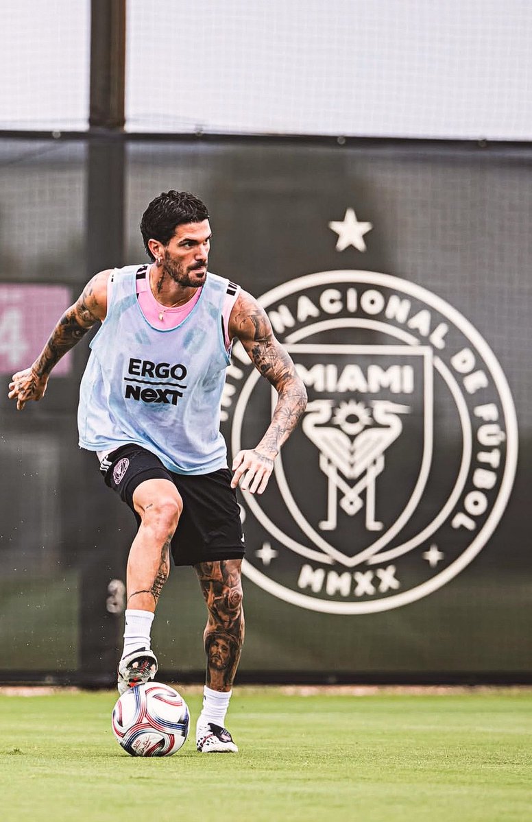 movimentdepaul7's tweet photo. 📸🩷Rodri De Paul durante el entrenamiento de hoy con Inter Miami !! https://t.co/MGy2h3oLaF