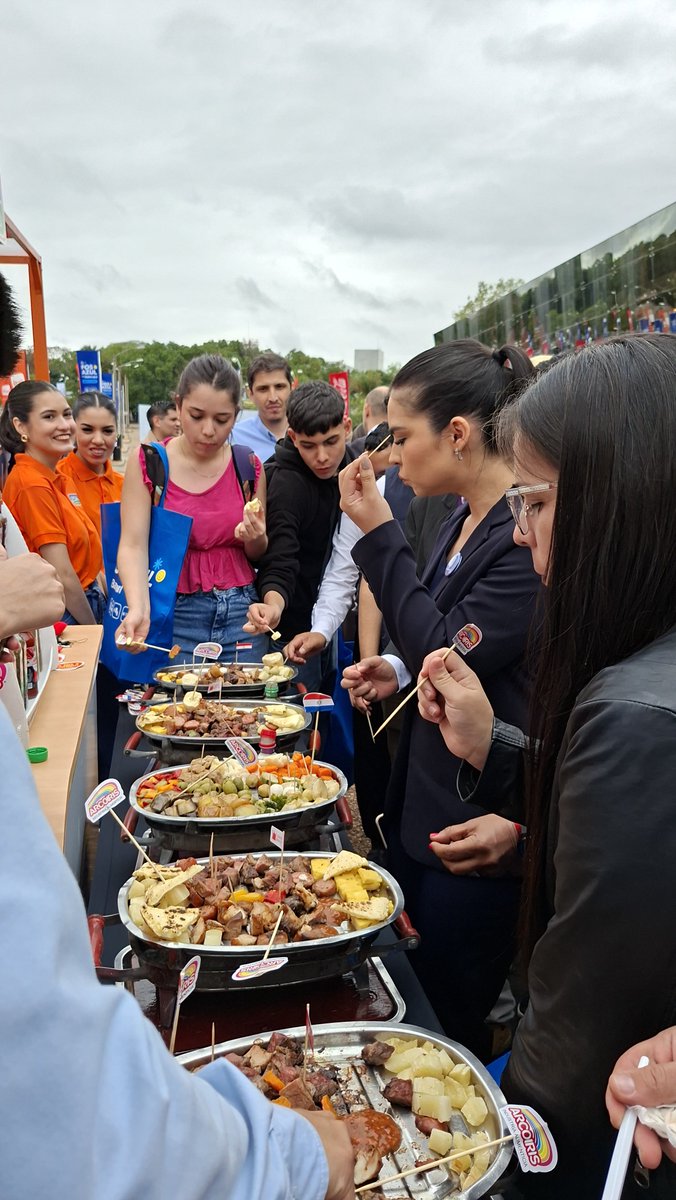 sntparaguay's tweet photo. 🔥 Una experiencia con mucho sabor junto a Arcoiris 😋

🌈 Durante dos días, la marca compartió propuestas llenas de sabor, sándwich de carne desmechada preparado con productos Arcoíris y las Parrillitas Premium de Asado Benítez.

🛒 Además, @Arcoiris_Py expuso parte de su variedad de productos, incluyendo su pan dulce y su nueva línea de miel, presentando sus novedades al público de la Expo @capasupy