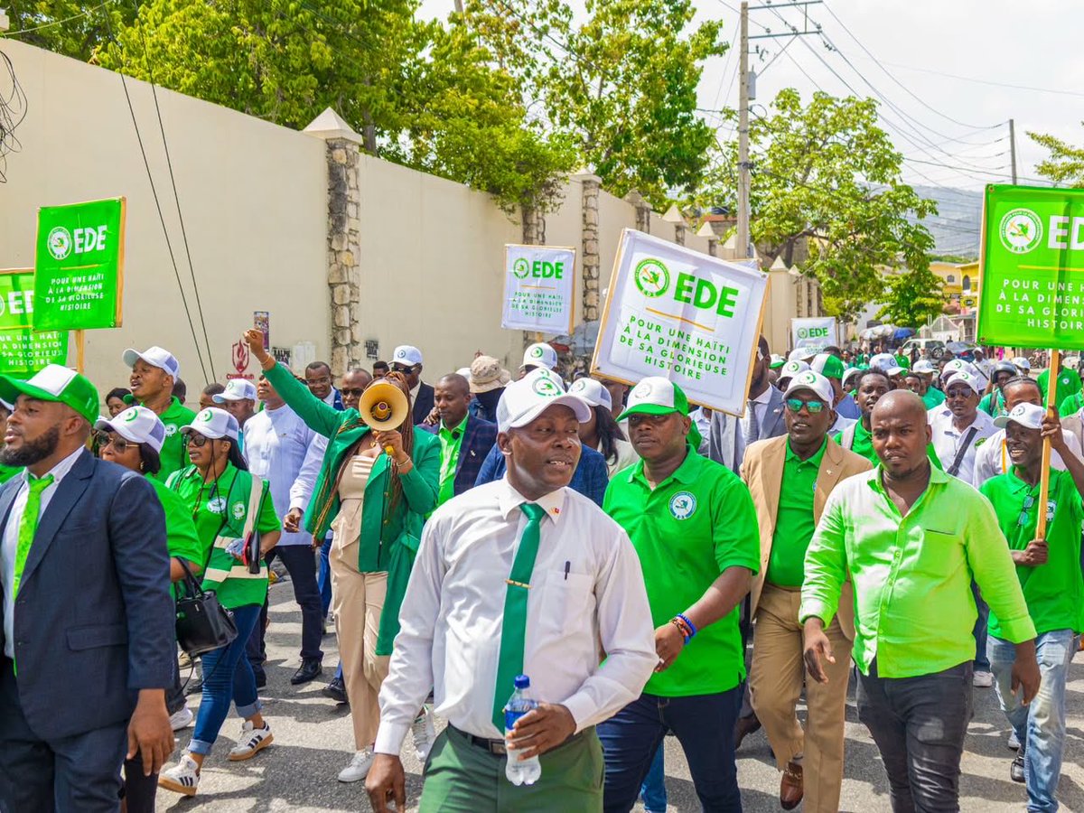lounaM015's tweet photo. Prezidan @claudejoseph03 tale enskri Jodi a kòm elektè .
EDE Devan ✊💚
#Haiti #eleksyon https://t.co/Hn2eVYYmSA