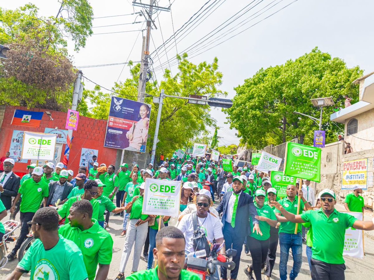 lounaM015's tweet photo. Prezidan @claudejoseph03 tale enskri Jodi a kòm elektè .
EDE Devan ✊💚
#Haiti #eleksyon https://t.co/Hn2eVYYmSA