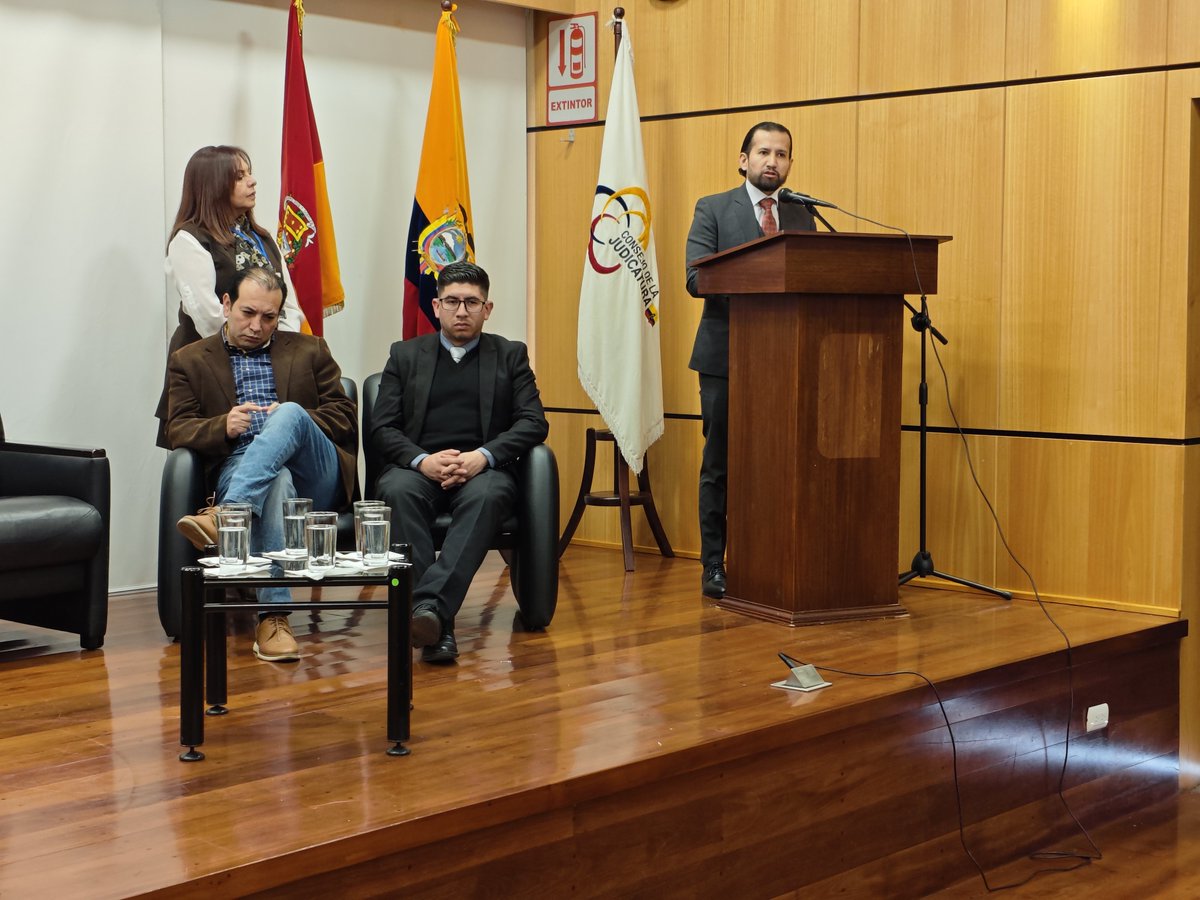 AzuayCJ's tweet photo. 🎙️ En la inauguración, el director de @AzuayCJ, @LeninFRamirez1, destacó que la justicia debe construirse desde los territorios, reconociendo sus saberes y realidades.

Además, afirmó que la paz puede comenzar al sentarnos a conversar, escuchar y buscar acuerdos. 🤝⚖️🌿 https://t.co/Fdg7QGBIdv