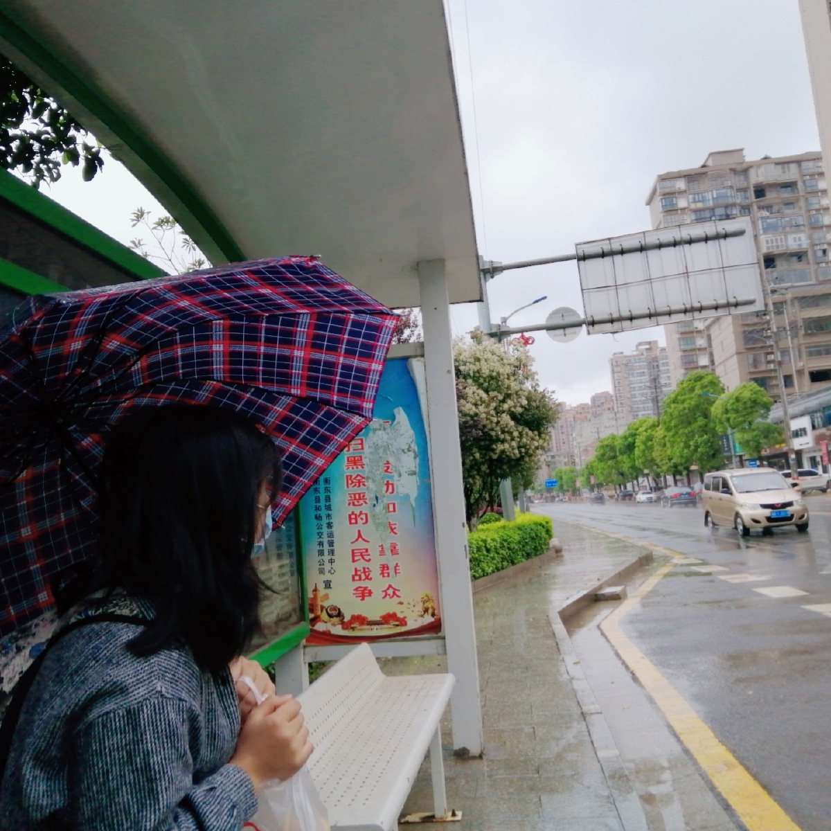 alait377533's tweet photo. A stranger paid for my rainy-day bus fare when I fumbled for loose change, smiled, and said "Small kindnesses light up the dark." What a warm surprise on my way to work today. https://t.co/t1fsnDsWKe