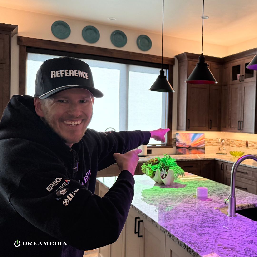 DreaMediaAV's tweet photo. Who said kitchen lighting had to be boring? Just add Ketra.

#dreamedia #ketra #smartlighting #lightingdesign #kitchenlighting #homeautomation https://t.co/mwHnBaM458