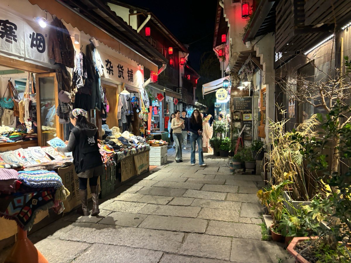 solil110560's tweet photo. Chilly evening stroll around the city, stumbled on this tiny flower shop glowing softly between brick walls https://t.co/cCPKKL7Apz
