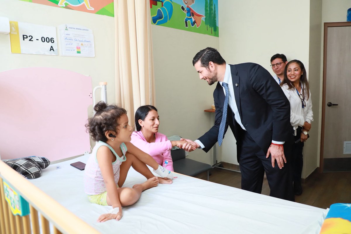 IESSec's tweet photo. ¡Inspeccionamos, escuchamos y gestionamos!

El presidente del Consejo Directivo del #IESS, @BernardoCordovz, inspeccionó el Hospital de Quevedo.

🏥Esta unidad médica de segundo nivel realiza más de 13 mil atenciones mensuales, en el área de consulta externa, y cuenta con un abastecimiento en medicamentos del 60%.